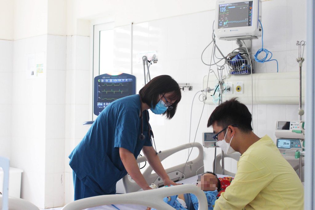 BS.Bùi Thị Hồng Nhung -khoa Hồi sức tích cực đang chăm sóc điều trị bệnh nhân nhiễm Andeno Virus nặng